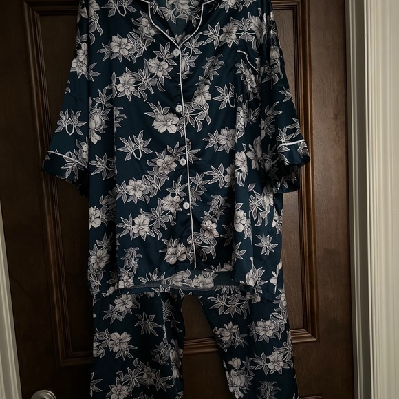 CUTE! SILKY SATIN LIKE PAJAMA SET - Picture 2 of 2